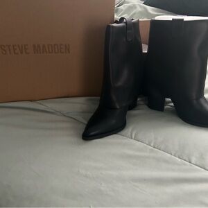 Steve Madden Black Ankle Boots with Pointed Toe and Smooth Finish